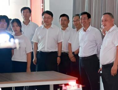 省教育厅领导来海陵中学调研指导工作